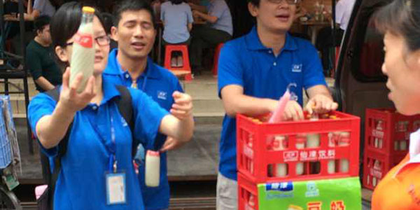 万搏网豆奶集体“送奶”行动